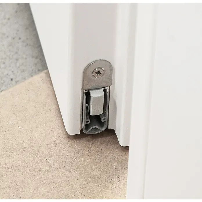 Invado Wohnungseingangstür FT4 - Klimaklasse nach RAL: III, 860 x 1.985 mm, DIN Anschlag: Links, Verkehrsweiß matt - Detailaufnahme einer weißen Tür mit montierter, automatischer Türdichtung.