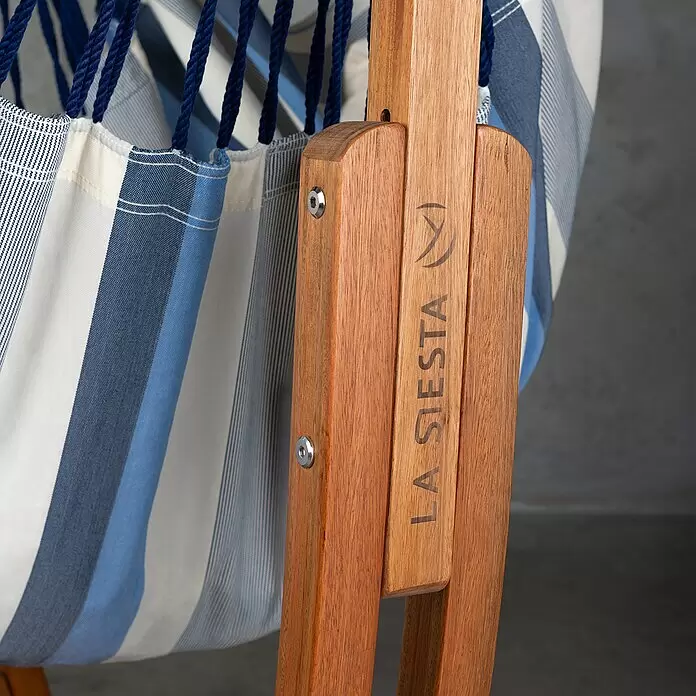 La Siesta Hängematten-Set Udine - L x B x H: 180 x 115 x 163 cm, Grau/Blau/Beige - Blau-weiß gestreifter Hängesessel mit blauen Seilen, befestigt an einem Holzständer mit 'LA SIESTA'-Gravur.