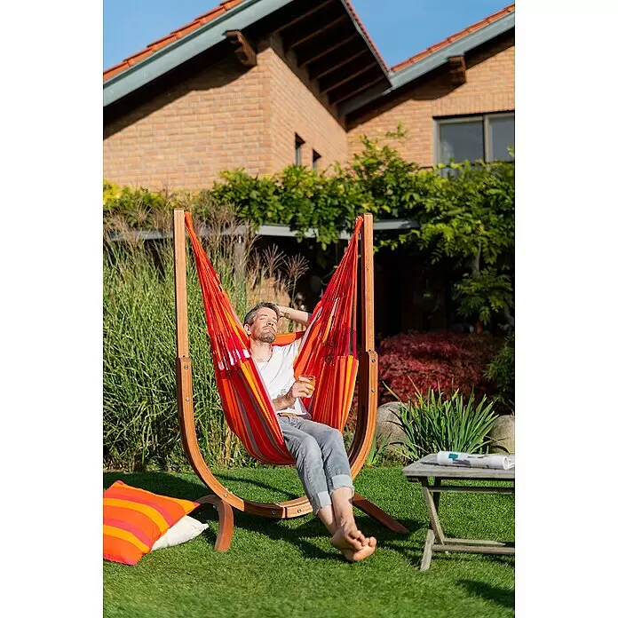 La Siesta Hängematten-Set Udine - L x B x H: 180 x 115 x 163 cm, Rot/Grau/Orange - Rot, orange, grau gestreifter Hängesessel auf Holzgestell, zur Entspannung im Freien genutzt.