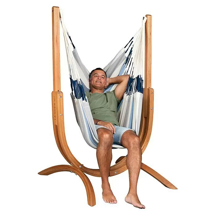 La Siesta Hängematten-Set Udine - L x B x H: 180 x 115 x 163 cm, Grau/Blau/Beige - Mann entspannt in gestreiftem blau-weißem Hängesessel mit Naturholzgestell.