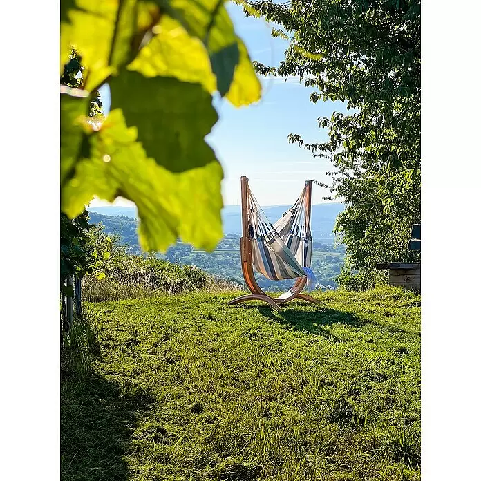 La Siesta Hängematten-Set Udine - L x B x H: 180 x 115 x 163 cm, Grau/Blau/Beige - Gestreifte Stoffhängematte auf Holzgestell in sonnigem Garten mit Talblick.