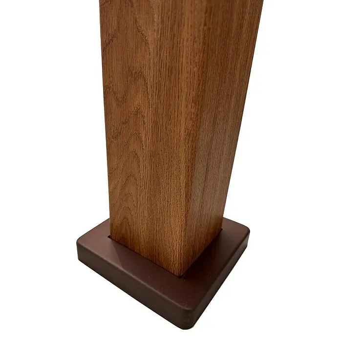 Sorara Lamellenpavillon Mirador DeluxeB x T: 300 x 400 cm, Farbe Gestell: Eiche Hell, Aluminium - Detailaufnahme eines Vierkantholzes auf einer braunen quadratischen Basis.