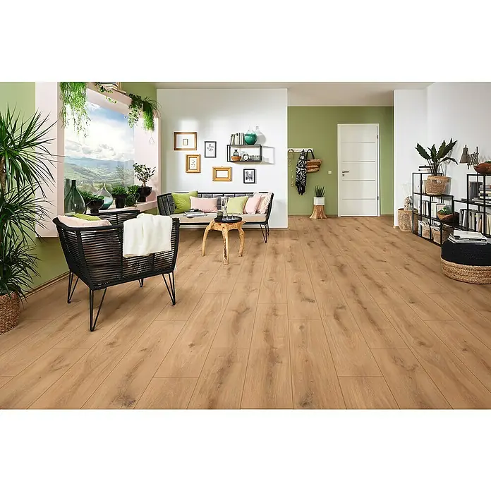 LOGOCLIC Edition Laminat Vinto - Sunshine Oak, Landhausdiele, 1.288 x 245 x 8 mm - Helles Wohnzimmer mit Laminatboden in Holzoptik, das ein warmes und einladendes Ambiente mit Möbeln und Pflanzen schafft.