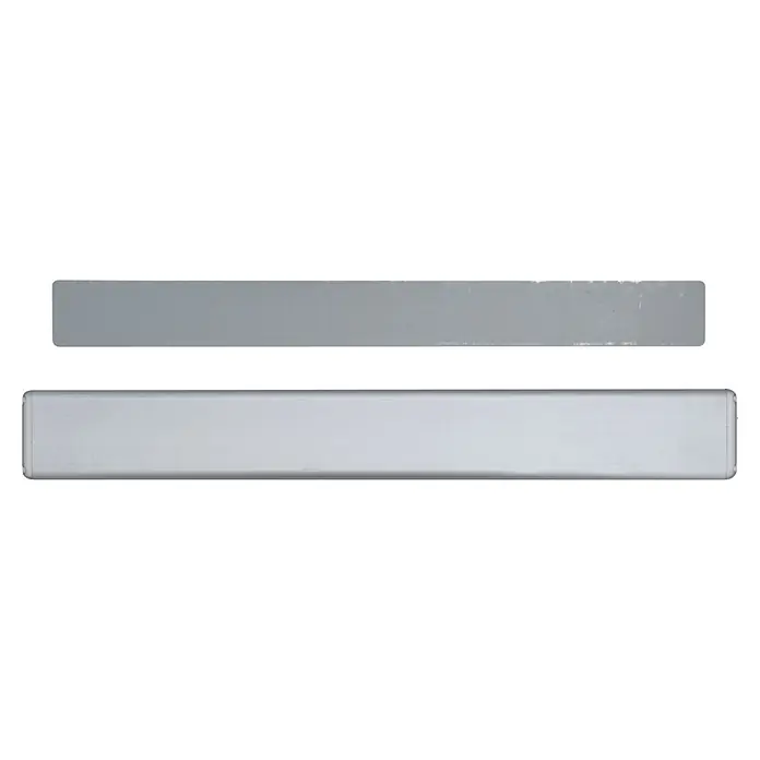 E2 elektro LED-Lichtleiste Cell XS - L x B x H: 400 x 40 x 10 mm, 2 W, Mit Bewegungsmelder, Neutralweiß - Zwei längliche, rechteckige Metallschilder in Grau und Silber. Ideal für Beschriftungen oder als dekorative Elemente.