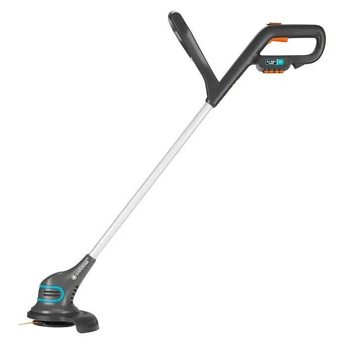 Gardena SmallCut Akku-Rasentrimmer Li-23 R - 14,4 V, 2 Ah, Li-Ionen, 1 Akku, Schnittbreite Messer: 22,3 cm - Bild eines Gardena Akku-Trimmers mit Teleskopstiel, ideal für präzise Rasenpflege und Kantenschnitt in Gärten.