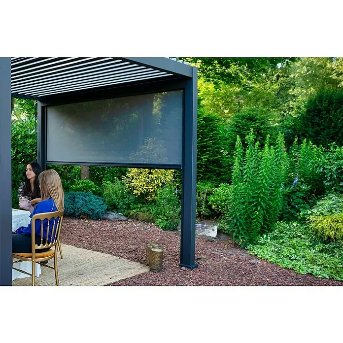 Sorara Seitenelement Rollo Solid & Basic - 300 cm, Anthrazit - Eine stilvolle Pergola mit heruntergelassenem Sichtschutz bietet Privatsphäre und Schatten für ein entspanntes Beisammensein im Freien.