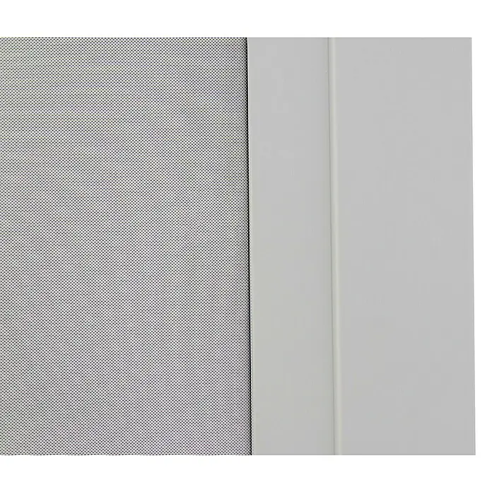 Sorara Seitenelement Rollo Solid & Basic - 400 cm, Weiß - Detailaufnahme eines weißen Insektenschutzfensters mit feinem Netz und Rahmen. Ideal zum Schutz vor Insekten.