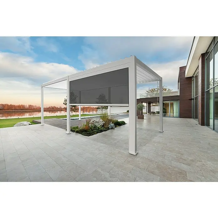Sorara Seitenelement Rollo Solid & Basic - 300 cm, Weiß - Eleganter, weisser Pavillon mit heruntergelassenem Rollo und Blick auf den See. Die moderne Terrassenüberdachung bietet perfekten Sonnenschutz.