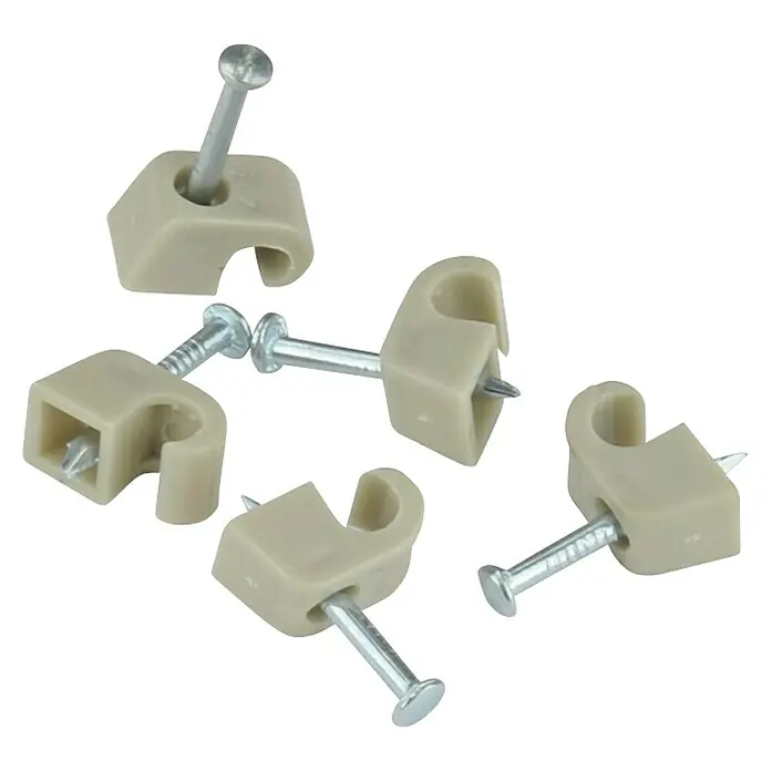 BAUHAUS Nagelschelle - 4 mm - 7 mm, 18 mm, 20 Stk., Grau - Nahaufnahme von mehreren beigen Kabelklemmen mit Nägeln, die auf einem schwarzen Hintergrund angeordnet sind, zur Kabelbefestigung.