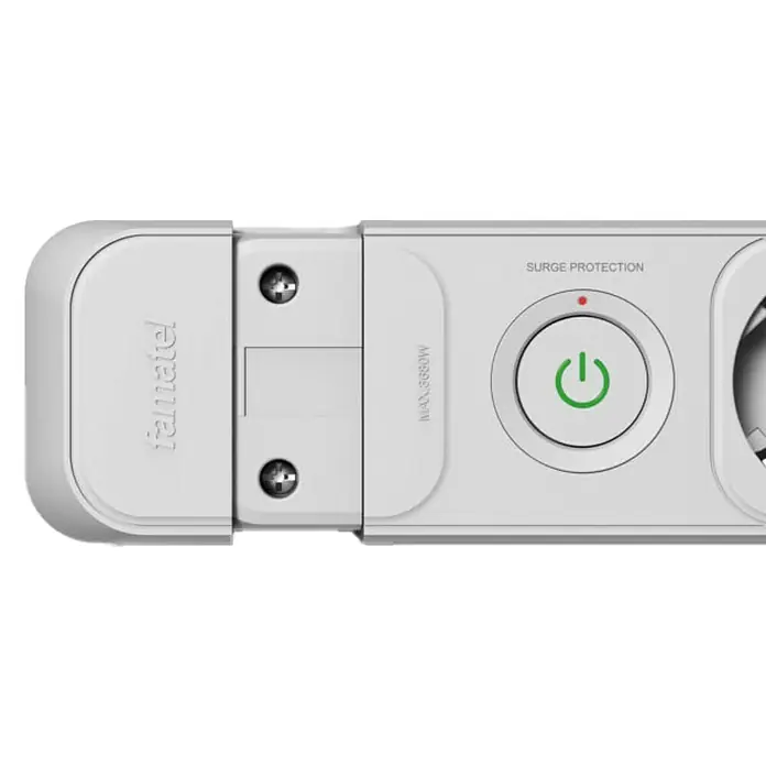 Famatel Base de enchufe múltiple con interruptor - x 3, 3 ud., Blanco, IP20, Con interruptor - Primer plano de una regleta Fanatel con protección contra sobretensiones, interruptor de encendido/apagado y potencia máxima de 3680W.
