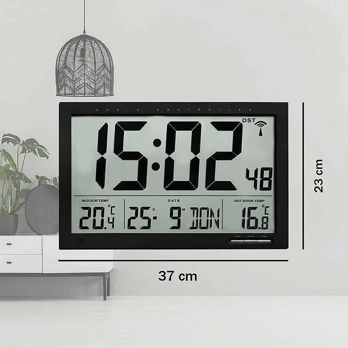 Funkuhr XL - Schwarz - Eine digitale Wanduhr mit Anzeige von Uhrzeit, Datum, Innen- und Außentemperatur, Abmessungen 37 x 23 cm.