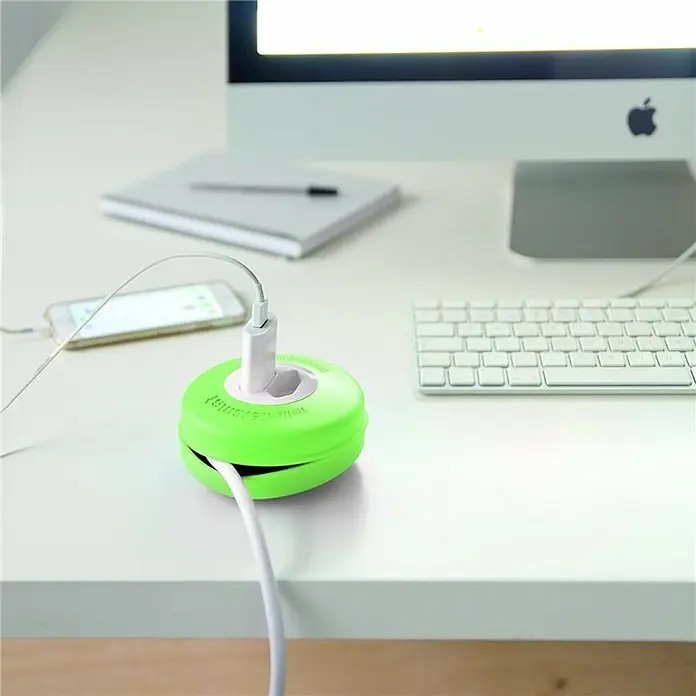 Famatel Enrollacables - Longitud del cable: 3 m, IP20, Para interior - ¡Adiós al desorden de cables! El enrollador de cable verde mantiene tus cables ordenados y al alcance en el escritorio.
