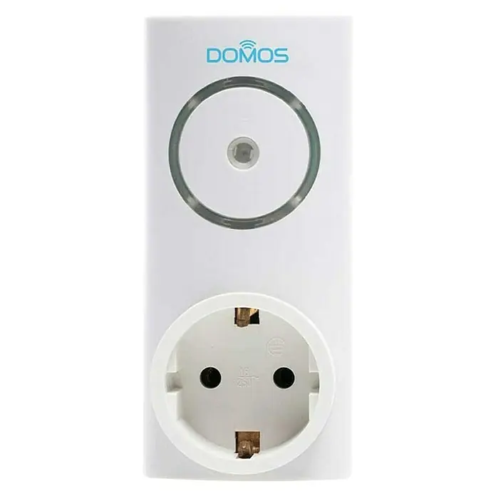 Domos Termostato inalámbrico universal para aires acondicionados - Instalación sencilla - Un primer plano de un enchufe inteligente "DOMOS" blanco, con un indicador LED circular y una toma de corriente debajo.