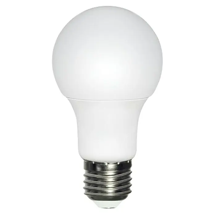 Garza Set de bombillas LED - E27, No regulable, Blanco neutro, 1.520 lm, 15 W, 3 ud. - Primer plano de una bombilla LED con carcasa blanca mate y base de rosca plateada sobre un fondo negro.