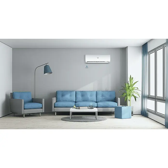 Haier Aire acondicionado Inverter Perla - 5.000 W, 5.200 W, 45 m², Blanco - Un salón moderno con un aire acondicionado inteligente montado en la pared, que proporciona control de temperatura y comandos de voz.