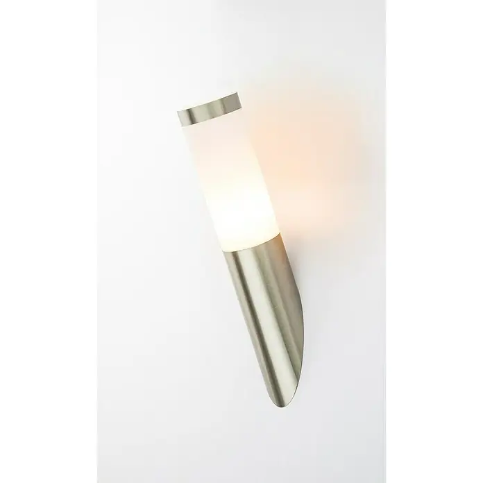 Globo Boston Aplique exterior - 60 W, 7,6 x 7,6 x 40 cm, Plata, IP44 - Primer plano de un aplique de pared moderno con marco de acero cepillado y una pantalla cilíndrica difusa que emite una luz suave.