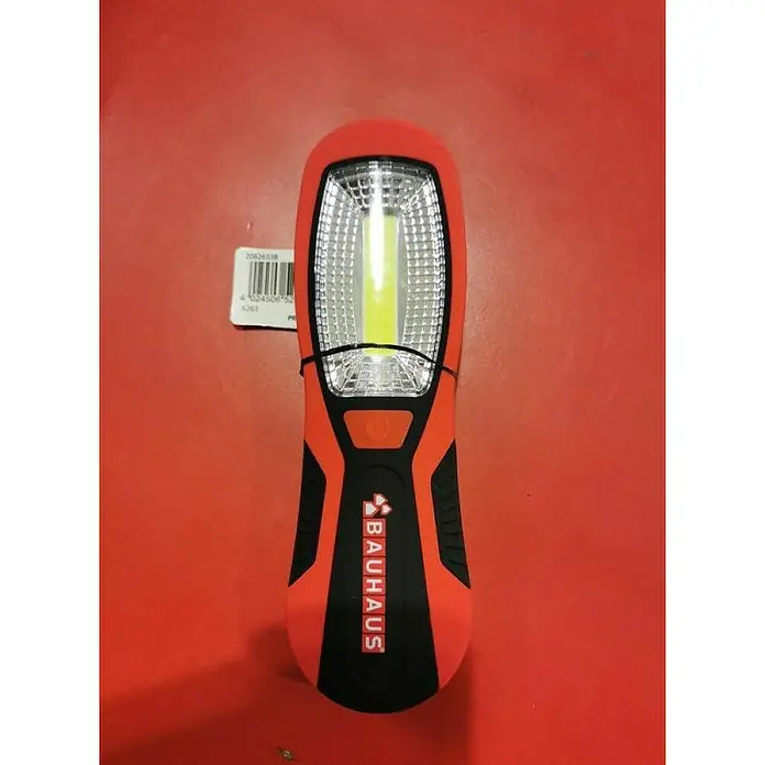 BAUHAUS Linterna - 200 x 35 x 60 mm, 200 lm, IP20 - Primer plano de una luz de trabajo Bauhaus roja, que ofrece una iluminación brillante y un diseño eficiente para una iluminación óptima del lugar de trabajo.