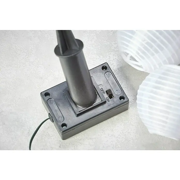BAUHAUS Solar-Lichterkette MinilampionsLänge: 3,8 m, LED, Leuchtdauer: 8 h, Weiß - Detailansicht einer schwarzen Solarpanel-Basis mit Ein-/Ausschalter und einer Halterung, die einen Stab hält, neben weißen Papierlaternen.