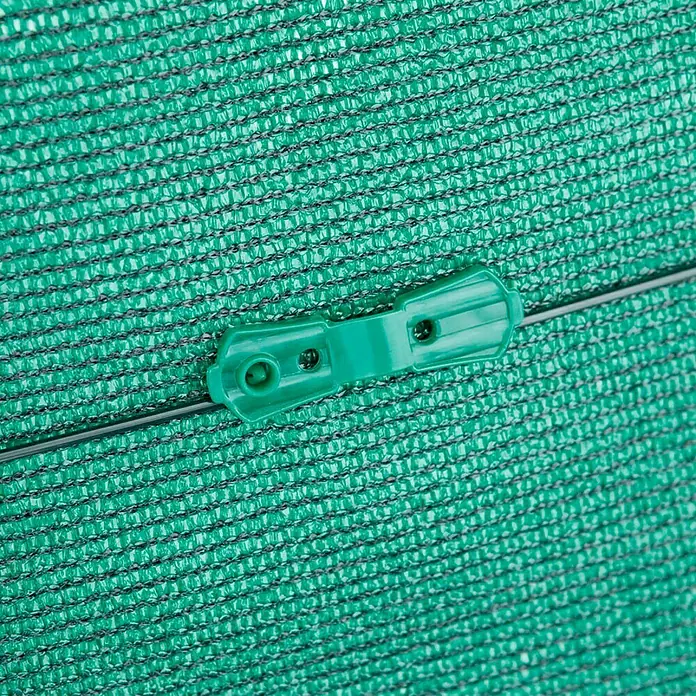 Nortene Clips Fixatex - 20 ud., Largo: 6,8 cm, Plástico - Primer plano de una malla de sombra verde con un clip de fijación. Ideal para horticultura y sombreado de plantas.