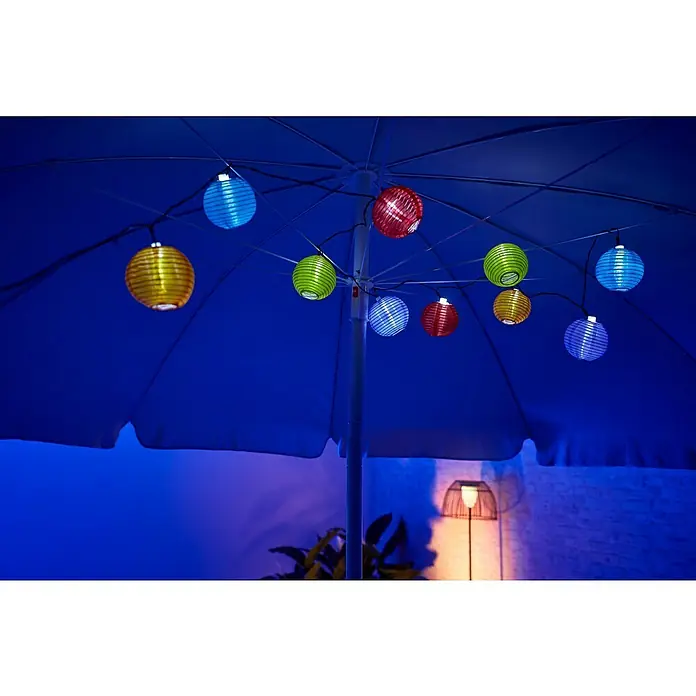 BAUHAUS Solar-Lichterkette Minilampions - Länge: 3,8 m, LED, Bunt - Mehrfarbige Solar Lichterkette mit Kugellampen unter einem Sonnenschirm, die eine gemütliche Atmosphäre im Garten oder auf der Terrasse schaffen.