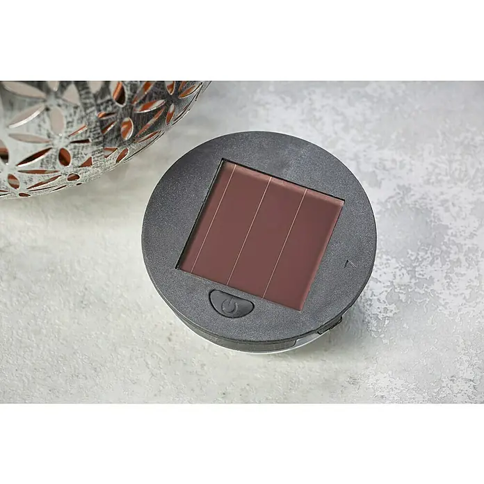 BAUHAUS Solar-Dekoleuchte Kugel - 0,06 W, Silber, IP44 - Nahaufnahme eines Solarpanel-Deckels mit Ein-/Ausschalter, der sich ideal für Gartenleuchten eignet und eine umweltfreundliche Beleuchtungslösung bietet.