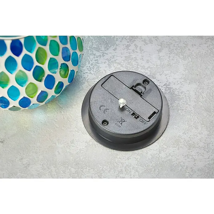 BAUHAUS Solar-TischleuchteL x B x H: 14,5 x 10,5 x 10,5 cm, Blau, IP44 - Detailaufnahme einer Solarleuchte mit Ein-/Ausschalter und Batteriefach, ideal für Garten und Dekoration.