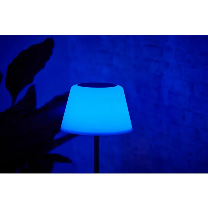 BAUHAUS Solar-Stehleuchte - 5,8 W, L x B x H: 27,5 x 27,5 x 105,5 cm, Schwarz/Weiß, IP44 - Ein blau leuchtender, moderner Nachttischlampe mit einem schlichten Schirm und einem schlanken Ständer strahlt ein beruhigendes Licht im Raum aus.