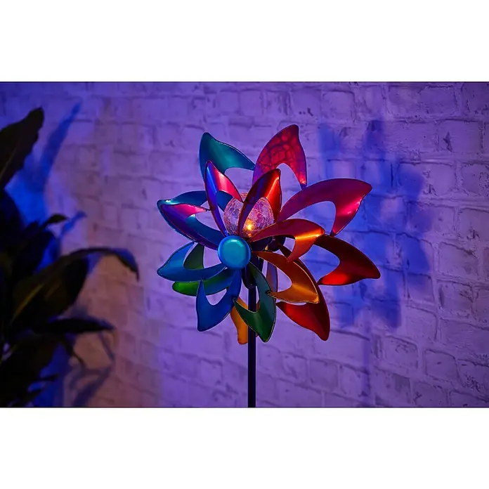 BAUHAUS Solar-Erdspieß WINDSPINNER - 0,06 W, L x B x H: 16 x 38,5 x 137 cm, Bunt, IP44, 1 lm - Ein farbenfrohes Windrad mit einer leuchtenden Kugel in der Mitte, das einen Garten oder eine Terrasse schmückt und eine angenehme Atmosphäre schafft.