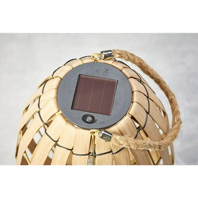 BAUHAUS Solar-Tischleuchte Natural - Rattan, IP44 - Nahaufnahme einer Solar-Laterne mit geflochtenem Holzdesign und einem Juteseil-Griff.