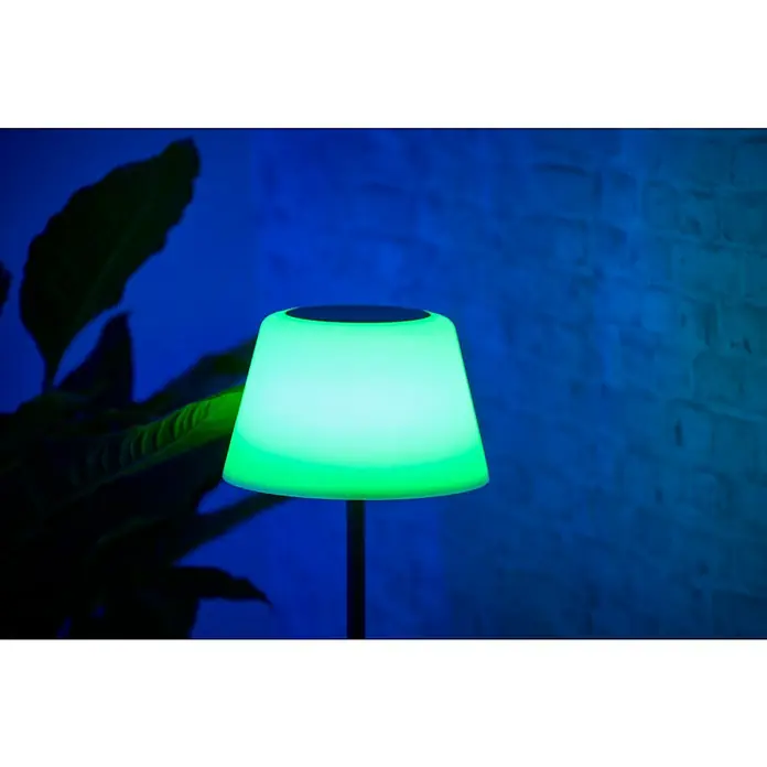 BAUHAUS Solar-Stehleuchte - 5,8 W, L x B x H: 27,5 x 27,5 x 105,5 cm, Schwarz/Weiß, IP44 - Nahaufnahme einer Lampe mit grünem Farbton, die ein stimmungsvolles Ambiente schafft. Perfekt für eine gemütliche und moderne Beleuchtung.