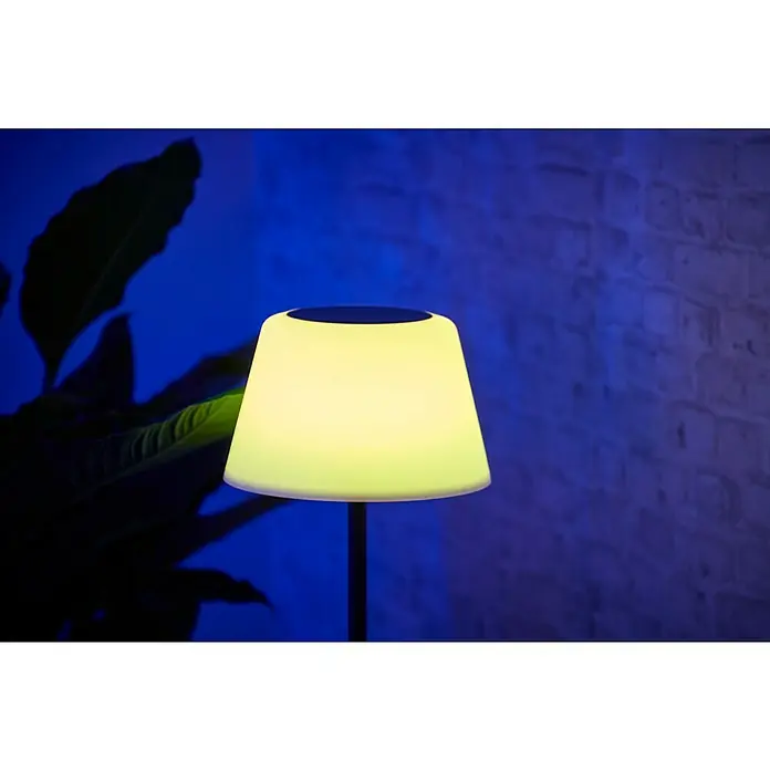 BAUHAUS Solar-Stehleuchte - 5,8 W, L x B x H: 27,5 x 27,5 x 105,5 cm, Schwarz/Weiß, IP44 - Nahaufnahme einer modernen Tischlampe mit gelbem Schirm, die ein warmes Licht ausstrahlt und eine gemütliche Atmosphäre erzeugt.