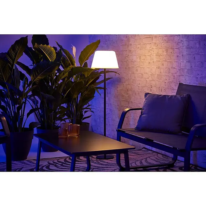 BAUHAUS Solar-Stehleuchte - 5,8 W, L x B x H: 27,5 x 27,5 x 105,5 cm, Schwarz/Weiß, IP44 - Einrichtung mit einer Lampe und Pflanzen, die eine stimmungsvolle Atmosphäre schaffen. Dekorative Gläser auf dem Tisch.