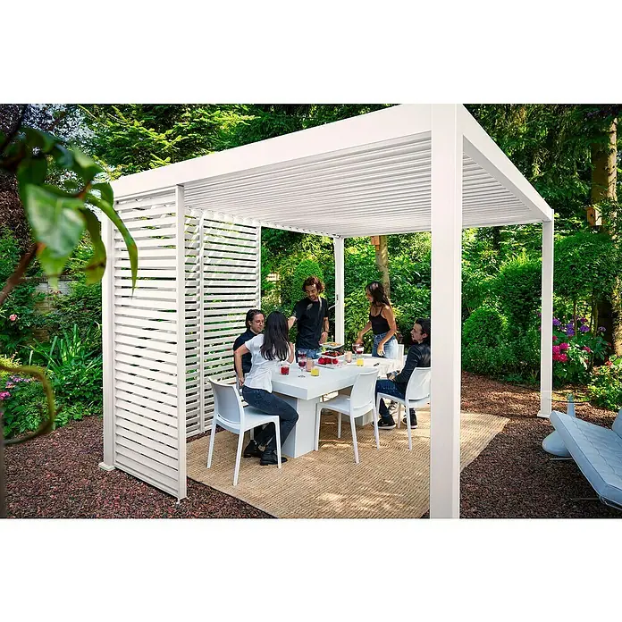 Sorara Pavillon-Seitenwand aus Lamellen - B x H: 113 x 240 cm, Weiß, Für die Modelle Classic und Deluxe mit Länge 360 cm - Gartenlaube mit Lamellendach und Seitenteilen aus Aluminium. Gruppe von Freunden sitzt an einem weißen Tisch und genießt die Zeit im Freien.