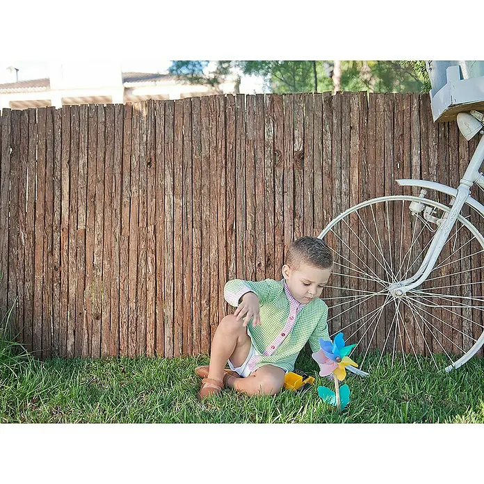 Faura Malla de ocultación corteza natural - 3 x 1 m, Marrón - Un niño pequeño está sentado en el césped con un molinillo de juguete al lado de una bicicleta, es pura idílica.