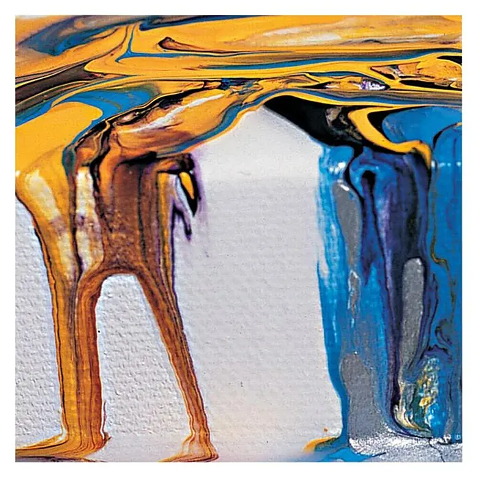 Liquitex Professional Gießmedium - 237 ml, Geeignet für: Acrylfarben - Nahaufnahme von abstrakter Kunst mit fließenden gelben und blauen Farbtönen auf einer weißen Leinwand, die Textur und Bewegung hervorhebt.