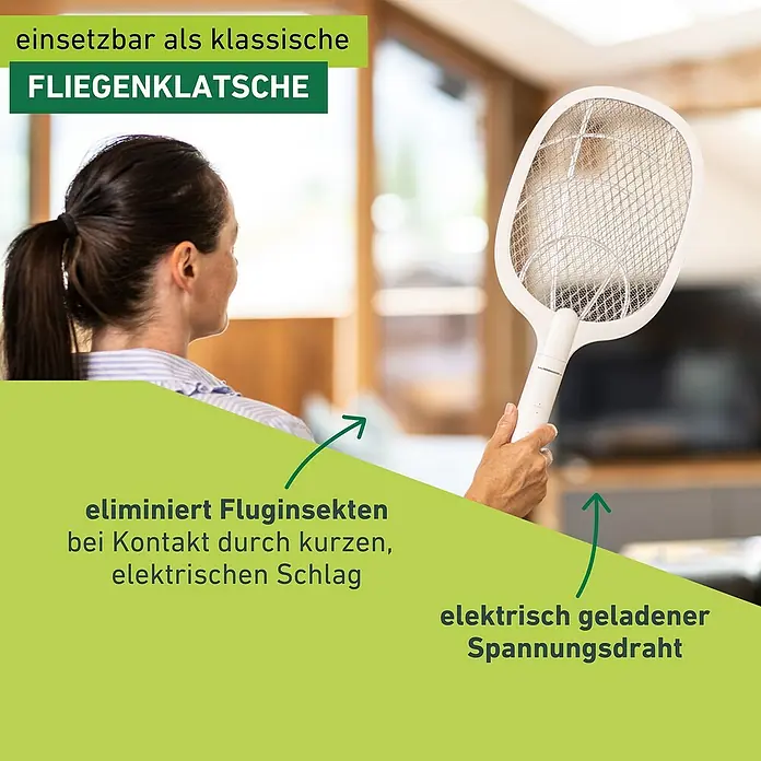 Windhager Elektrische Fliegenklatsche 2in 1 - L x B: 54 x 22 cm, Weiß - Eine Frau hält eine elektrische Fliegenklatsche, die Insekten durch einen kurzen Schlag eliminiert und einen geladenen Spannungsdraht besitzt.