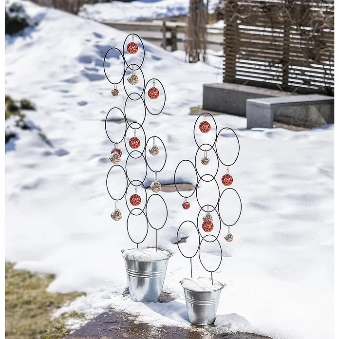 Windhager Rankhilfe Circle - B x H: 35 x 115 cm, Metall, Anthrazit - Zwei dekorative Metallbäume mit Ornamenten in Eimern im Schnee. Die Bäume haben ein modernes, abstraktes Design für den Außenbereich.