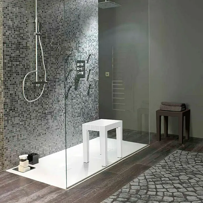 Tatay Taburete para baño Lombok - L x An x Al: 29 x 38 x 415 cm, Plástico, Cuadrado, Blanco - Ducha contemporánea con pared de azulejos de mosaico, taburete de ducha blanco y taburete para toallas que prometen una experiencia de baño elegante.