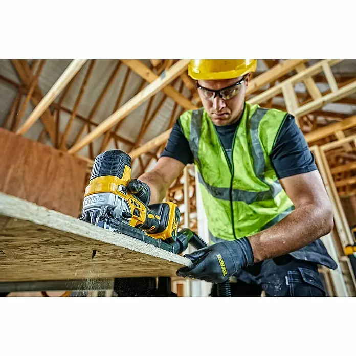 DeWalt XR 18V Akku-Pendelhubstichsäge DCS335N-XJ - 18 V, Ohne Akku, Leerlaufhubzahl: 1.000 /min - 3.200 /min - Ein Bauarbeiter verwendet eine gelbe DeWalt Stichsäge zum Schneiden eines Holzbretts. Schutzkleidung wird getragen für mehr Sicherheit.