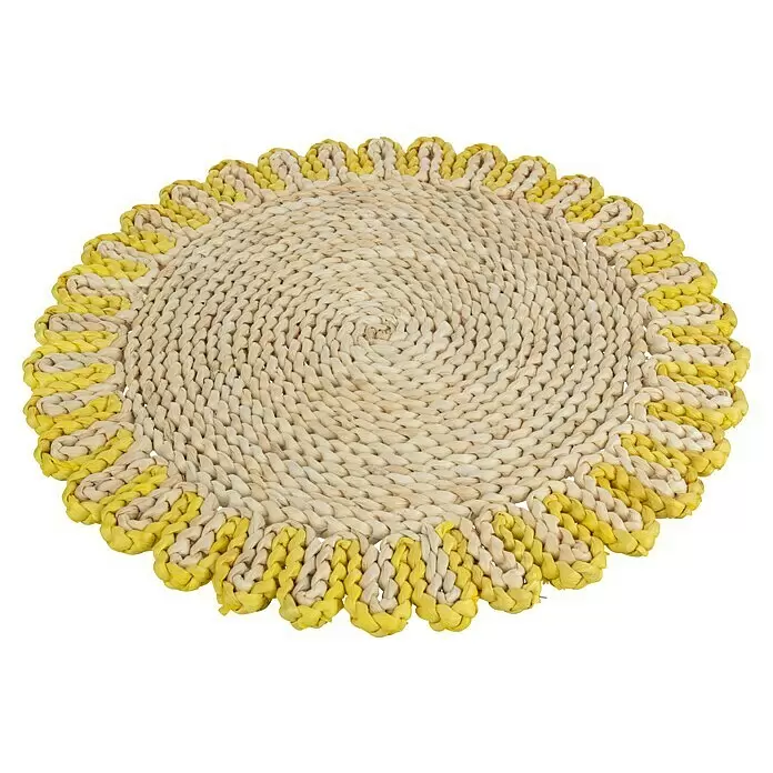 Tisch-Set - Natur/Gelb, Durchmesser: 38 cm - Runde, geflochtene Naturfasermatte mit hellem Beige und gelbem Wellenrand.