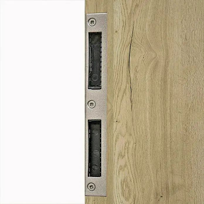 Classen PL Türzarge985 x 1.985 mm, Wandstärke: 260 mm, DIN Anschlag: Rechts, Eiche Claveland - Nahaufnahme einer elektrischen Türöffner-Gegenplatte aus Metall, montiert an einer Holztür. Details der Konstruktion und des Einbaus.