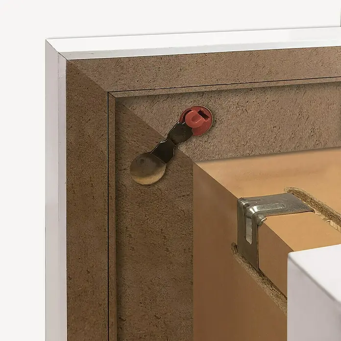 Classen PL Türzarge - 860 x 1.985 mm, Wandstärke: 120 mm, DIN Anschlag: Rechts, Monari Weiß - Detailansicht eines Möbelstücks mit Fokus auf die Beschläge und die Verarbeitung des Holzes. Ein Einblick in die Konstruktionsweise.