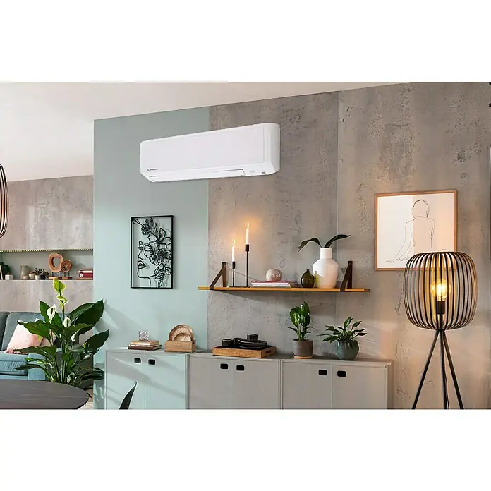 Mitsubishi Aire acondicionado Inverter DXK-Z6-W 18 - 5.200 W, 6.800 W, 42 m², Blanco - Un elegante aire acondicionado Mitsubishi blanco está montado en una pared de dos tonos para un control climático óptimo.