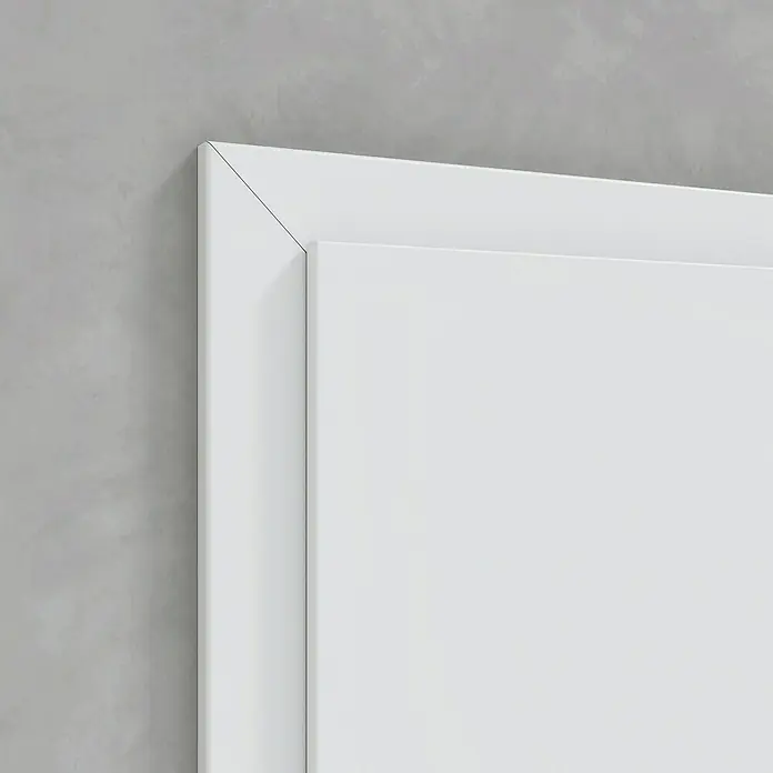 Classen PL Türzarge - 860 x 1.985 mm, Wandstärke: 120 mm, DIN Anschlag: Rechts, Monari Weiß - Nahaufnahme einer modernen, weißen Türzarge, die minimalistisches Design und klare Linien hervorhebt.\n