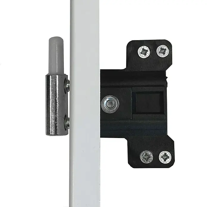Classen PL Türzarge - 860 x 1.985 mm, Wandstärke: 120 mm, DIN Anschlag: Rechts, Monari Weiß - Detailansicht eines weißen Türrahmens mit einem schwarzen Türscharnier. Das Scharnier ist mit mehreren Schrauben befestigt.