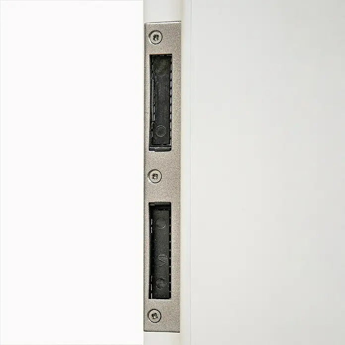 Classen PL Türzarge - 860 x 1.985 mm, Wandstärke: 120 mm, DIN Anschlag: Rechts, Monari Weiß - Nahaufnahme einer weißen Tür mit einem silbernen Türschloss-Einsatz, befestigt mit Schrauben. Das Schloss ist ein wesentliches Sicherheitsdetail.