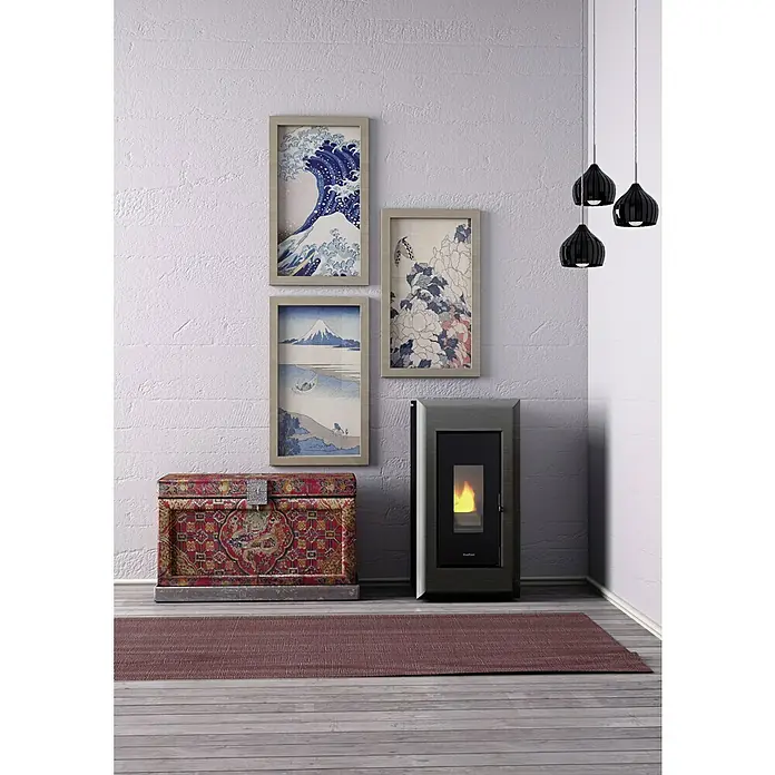 FreePoint Pelletofen Vega Airtight2,8 kW - 10,5 kW, Raumheizvermögen: 252 m³, Schwarz/Anthrazit - Ein stilvolles Interieur mit einem eleganten Kaminofen, japanischen Kunstwerken und einer antiken Truhe.