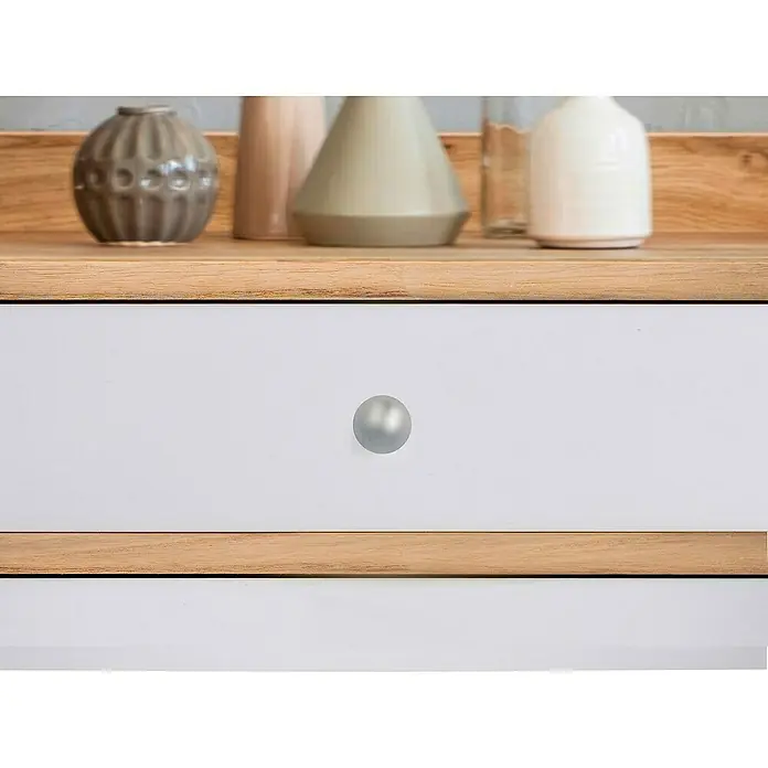 Möbelknopf - Typ Möbelgriff: Knopf, Sonstige, Verchromt, Durchmesser: 24 mm - Detailaufnahme einer Kommode mit weißen Schubladen und einem silbernen Knauf, darüber Deko-Vasen auf einer Holzplatte.
