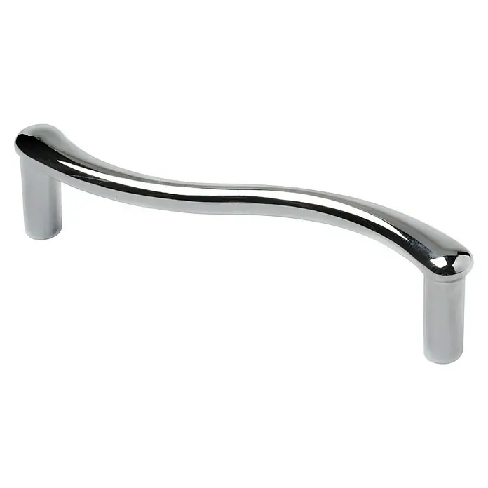 Rei Möbelgriff - Typ Möbelgriff: Bügel, L x B x H: 106 x 28 x 16 mm, Sonstige, Verchromt - Nahaufnahme eines silbernen, gewundenen Möbelgriffs auf schwarzem Hintergrund. Er ist glänzend und modern.