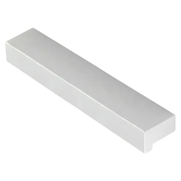 Möbelgriff - Typ Möbelgriff: Stange, Aluminium, Vernickelt, Länge: 120 mm - Nahaufnahme eines schlanken, silberfarbenen Griffs mit einem minimalistischen Design und subtilen Lichtreflexionen auf schwarzem Hintergrund.